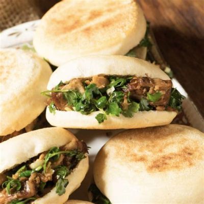  Bánh Mì Rou Jia Mo - Sự kết hợp hoàn hảo giữa thịt lợn xé phay và bánh mì nướng giòn rụm!