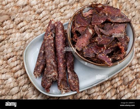  Biltong: Thịt Ướp Khô, Mizado Chút Vị Khói Của Nam Phi!