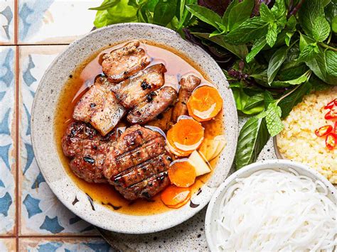  Bún Chả Cá Yuxi: Món ăn dân dã đậm đà hương vị kết hợp cùng sự thanh mát của rau sống!