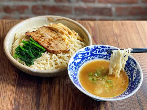  Hakata Ramen: Khám phá sự hoà quyện hoàn hảo giữa nước dùng umami đậm đà và sợi mì dai ngon!