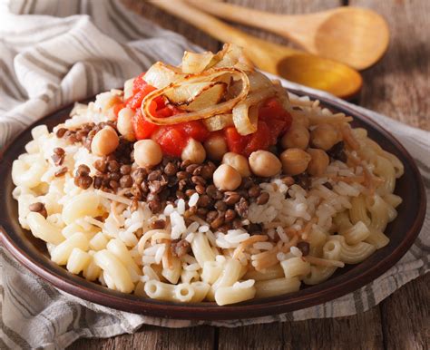  Kushari! Một Món Ăn Ngon Cực Khác Biệt Kêt Hợp Sự Mềm Mại Của Hạt Bông Lúa Và Sợi mì Elbows Chút Cay