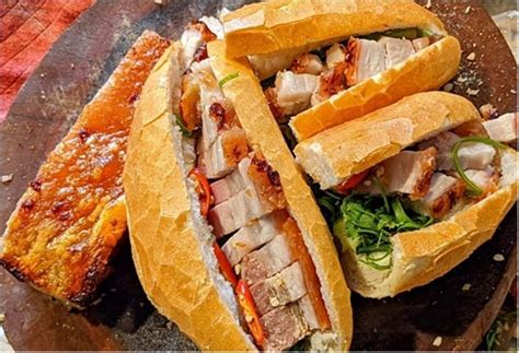  Bánh Mì Thịt Heo Quay: Hãm Hào Trong Hương Vị Khói Nướng & Ngọt Bùi Của Lớp Gia Vị