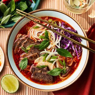  Bún Bò Huế: Một Món Ăn Lạ Miệng với Sợi Bún Đậm Đa Vị và Nước Dừa Lạnh Tan Trong Miệng!