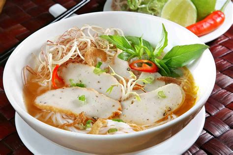  Bún Cá Nam Ninh: Món Ăn Đậm đà Hương Vị Biển kết hợp với sự thanh mát của Rau sống