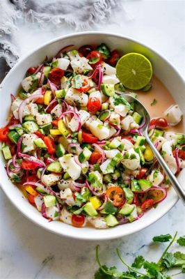  Ceviche Trên Bờ Biển Izmir: Vị chua ngọt cay nồng của hải sản tươi sống hòa quyện cùng vị dưa leo mát lạnh, tạo nên một bản giao hưởng âm thanh lôi cuốn cho tâm hồn