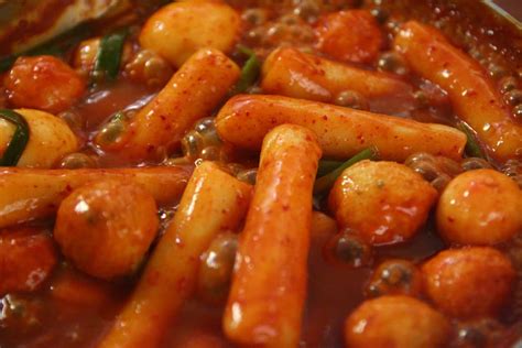  Ddeokbokki: Một món ăn cay nồng và đầy ắp umami sẽ khiến bạn mê mẩn!