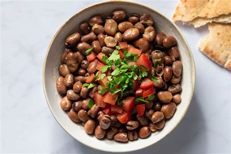  Ful Medames: Món ăn Ai Cập cổ truyền với hương vị lôi cuốn của đậu và gia vị!