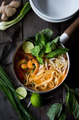  Khao Soi Gà: Hỗn hợp gia vị cay nồng và béo ngậy quyện chặt trong từng sợi mì!