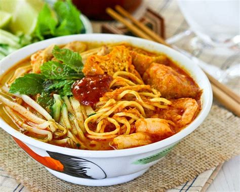  Laksa Johor:  Món Canh Cari Cà Rốt Nồng nàn Pha Trộn Vị Chua Ngọt của Quả Me và Dừa!