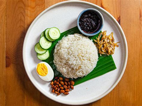  Nasi Lemak: Một món ăn béo ngậy, đầy hương vị truyền thống và hiện đại của Kuching!