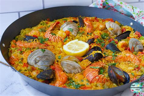  Paella Valenciana: Mùi thơm nức mũi của hải sản tươi sống hòa quyện với vị ngọt bùi của gạo Bomba!