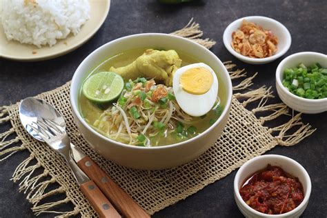  Soto Ayam: Món Canh Trắng Ngon Ngọt Khó Cưỡng - Một Phiên Bản Bất Thường Của Súp Gà!