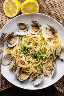  Spaghetti alle Vongole:  Từng sợi mì dai ăn kèm nước sốt kem đậm đà từ trai, hải sản tươi ngon và vị chua nhẹ của rượu vang trắng!