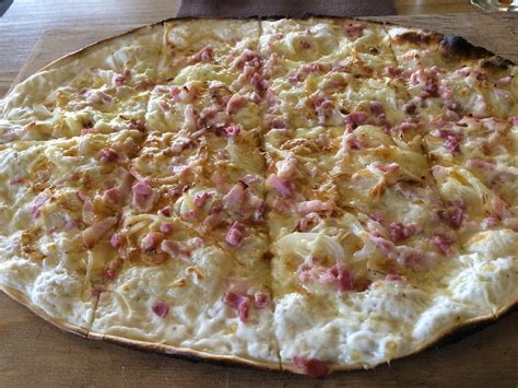  Tarte Flambée:  Một Món Ă Ngon Lấp Lánh Và Giòn Rụm Khó Cưỡng!