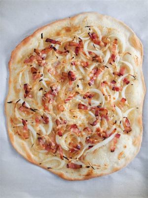  Tarte flambée: Một món ăn Pháp độc đáo kết hợp vị giòn rụm của vỏ bánh và sự béo ngậy của kem chua!